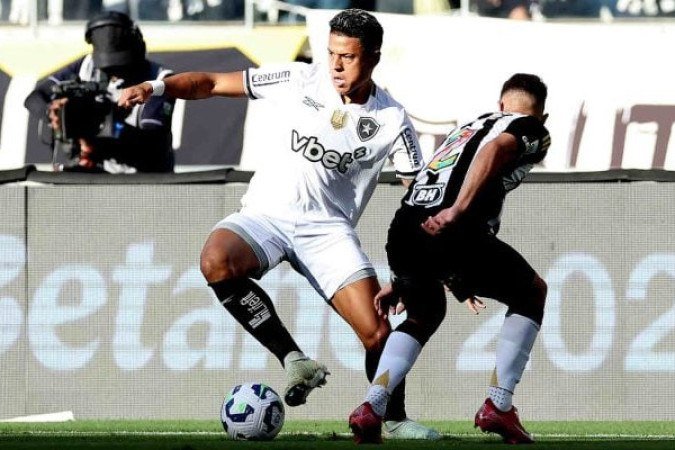 MARTINS - Insinuante, precisava do gol para retomar a confiança. Entrou com muito apetite e conseguiu estar no lugar certo para colocar um ponto final na goleada do Glorioso. Usuou o drible para sair na frente dos marcadores em outros momentos - NOTA: 7,5 - Foto: Vitor Silva/Botafogo