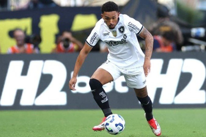 VITINHO - Disparou até o ataque para centrar bolas como pedradas. Se melhorar este fundamento, vai voar. Até porque mostrou-se opção ofensiva. Atrás, reinou no lado direito da defesa. Saiu, no segundo tempo, para a entrada de Ponte - NOTA: 6,5 - Foto: Vitor Silva/Botafogo