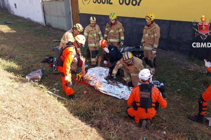 Motociclista é atendido e imobilizado em maca por bombeiros - (crédito: Divulgação/CBMDF) Motociclista é atendido e imobilizado em maca por bombeiros - (crédito: Divulgação/CBMDF)