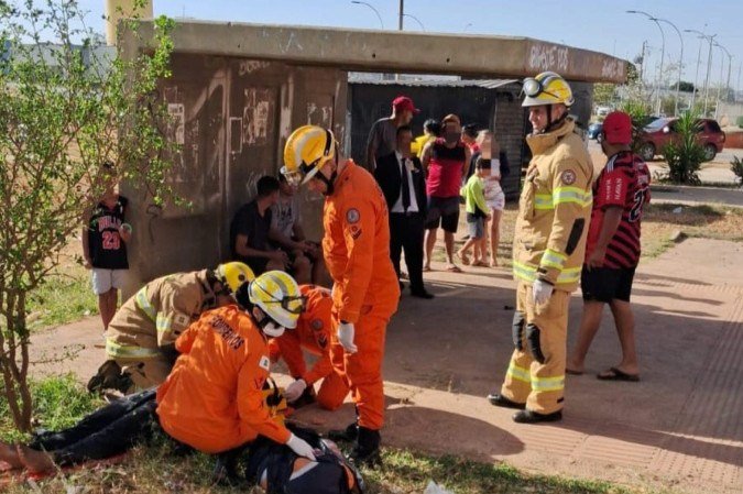 Quatro bombeiros atendem mulher estendida no chão, em parada de ônibus no Pôr do Sol, Ceilândia - (crédito: Divulgação/CBMDF) Quatro bombeiros atendem mulher estendida no chão, em parada de ônibus no Pôr do Sol, Ceilândia - (crédito: Divulgação/CBMDF)