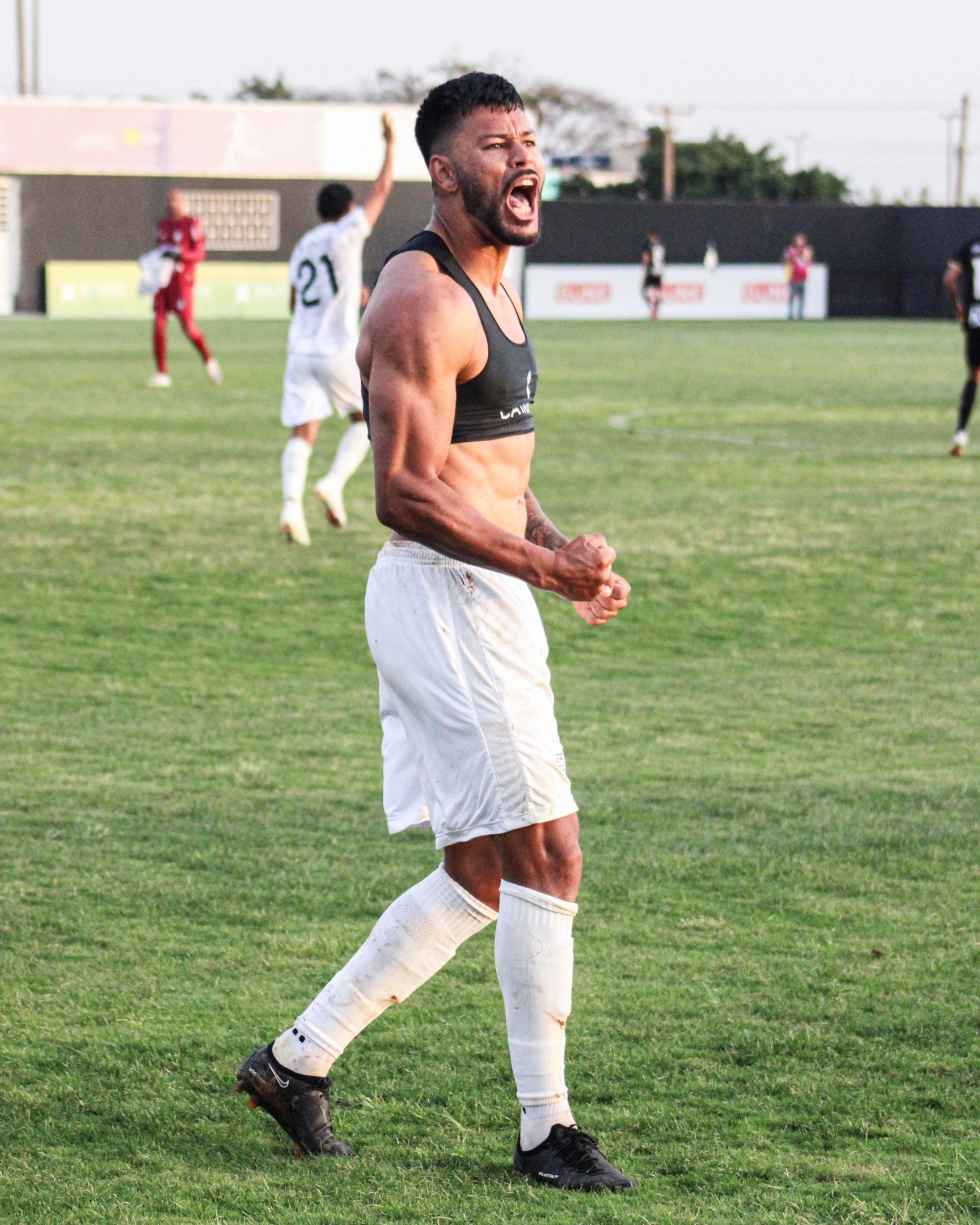 O meia Tarta comemora o gol que classificou o Ceilândia às oitavas da Série D