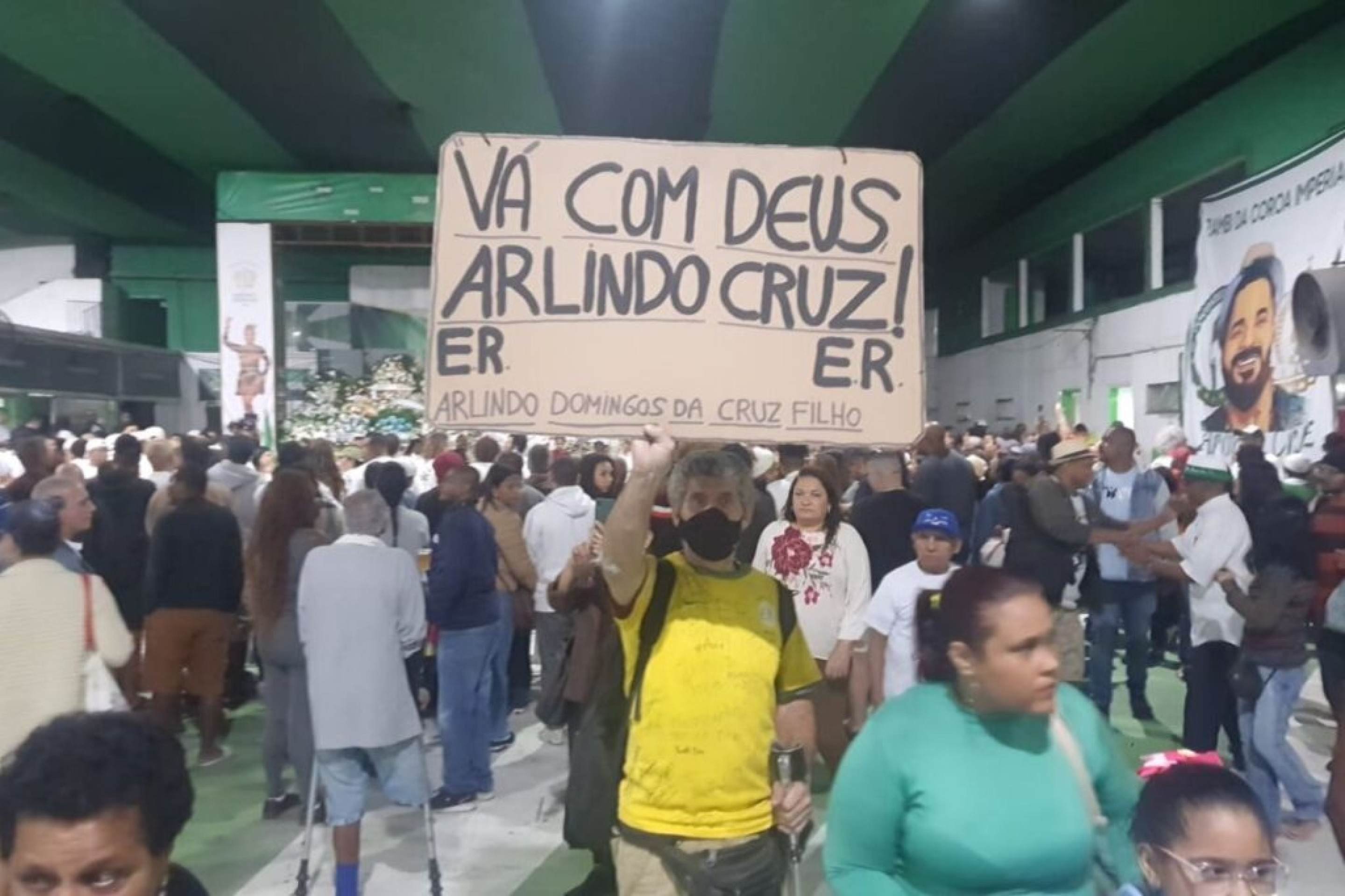 Velório aberto reúne familiares, fãs e artistas para homenagear o cantor e compositor.