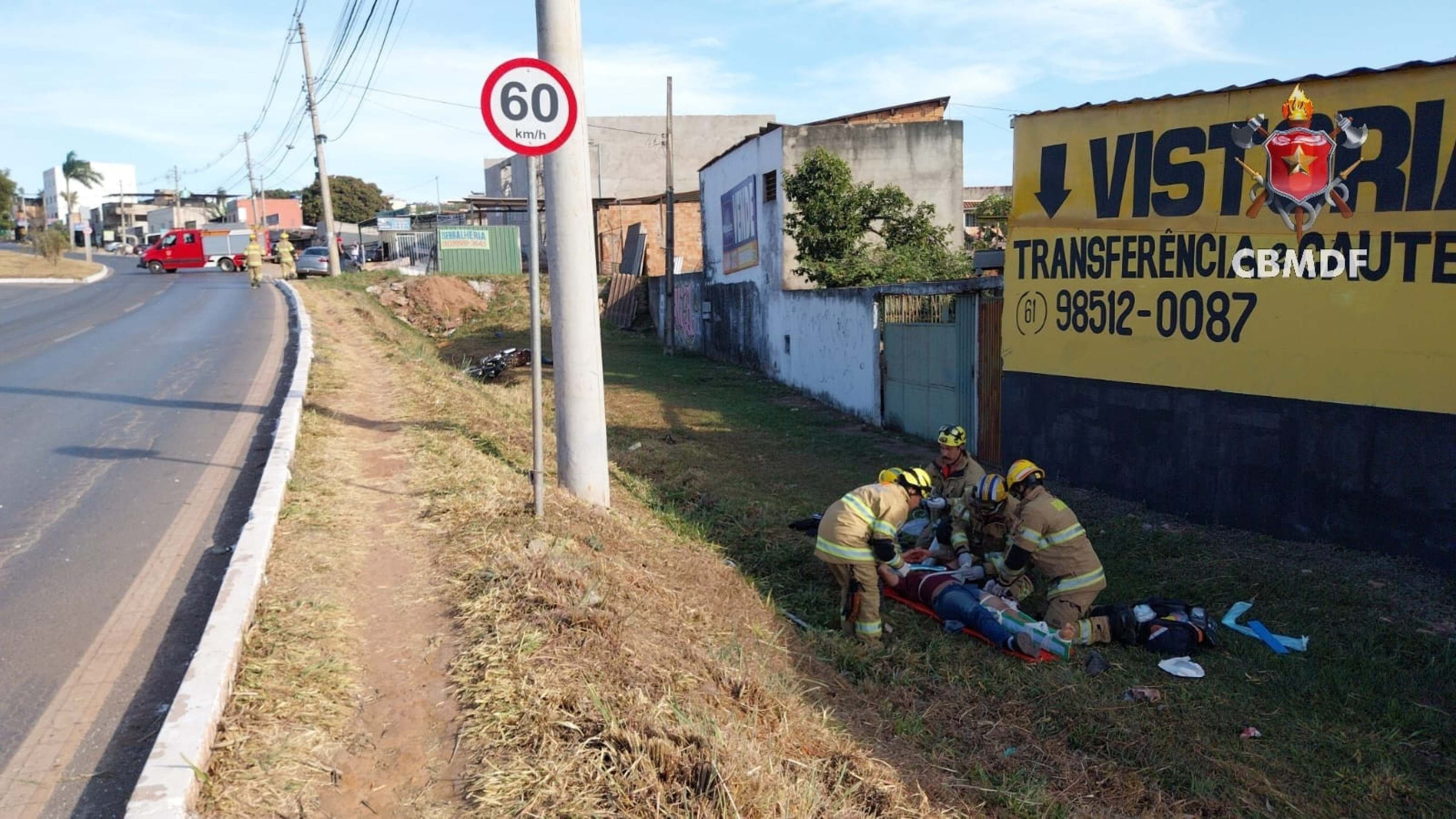 Motociclista é atendido e imobilizado em maca por cinco bombeiros