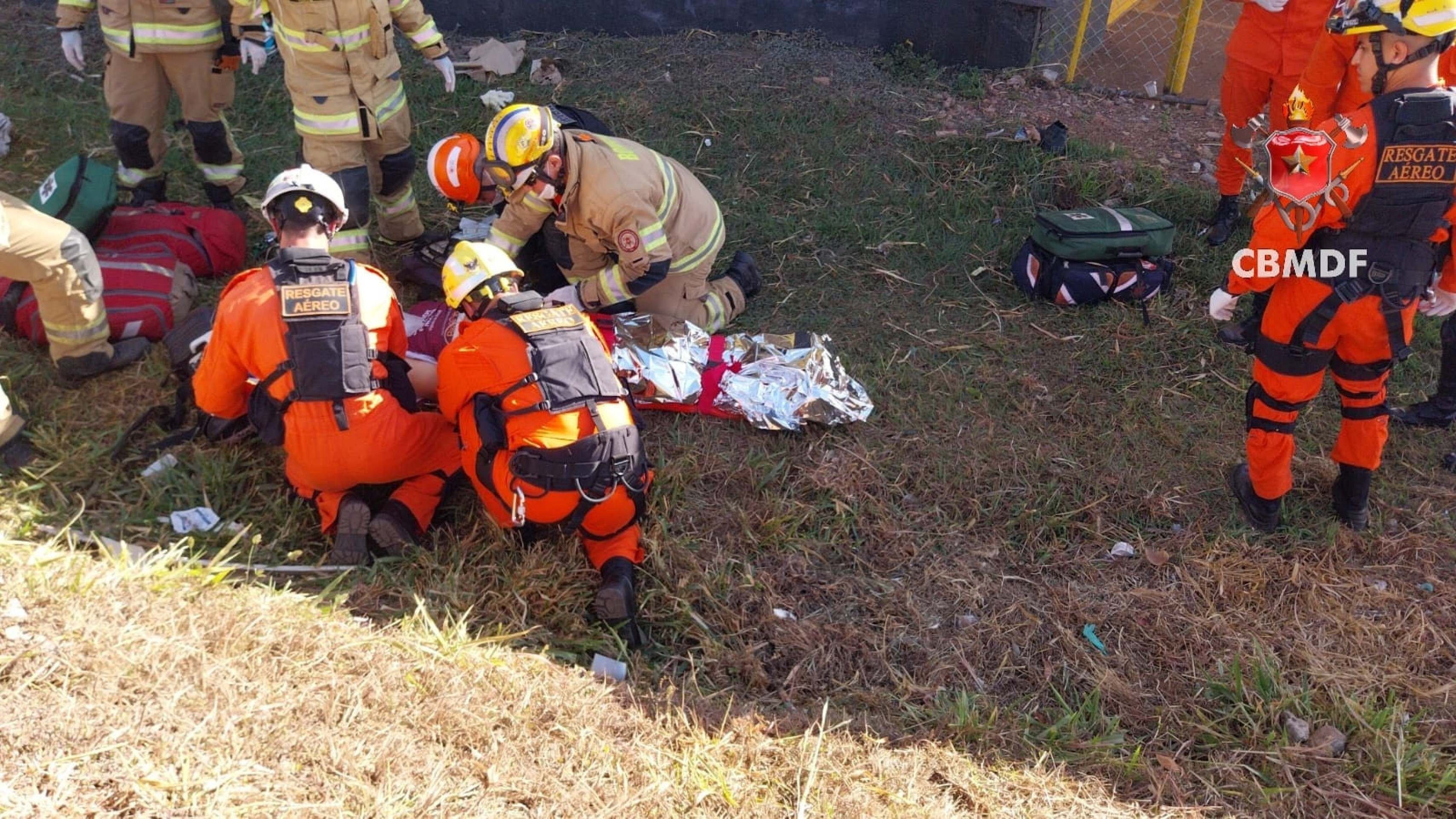Motociclista é atendido e imobilizado em maca por bombeiros