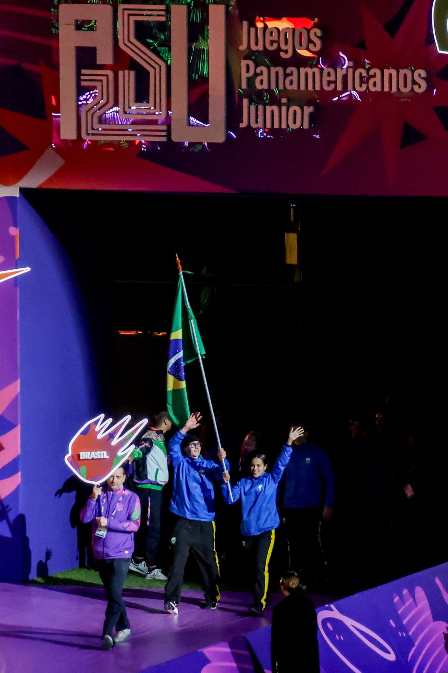 2025.08.09 - Jogos Pan-Americanos Júnior Assunção 2025 - Cerimônia de Abertura - Entrada do Time Brasil. Na foto, os porta bandeira Pâmela Rosa e Breno Correa.