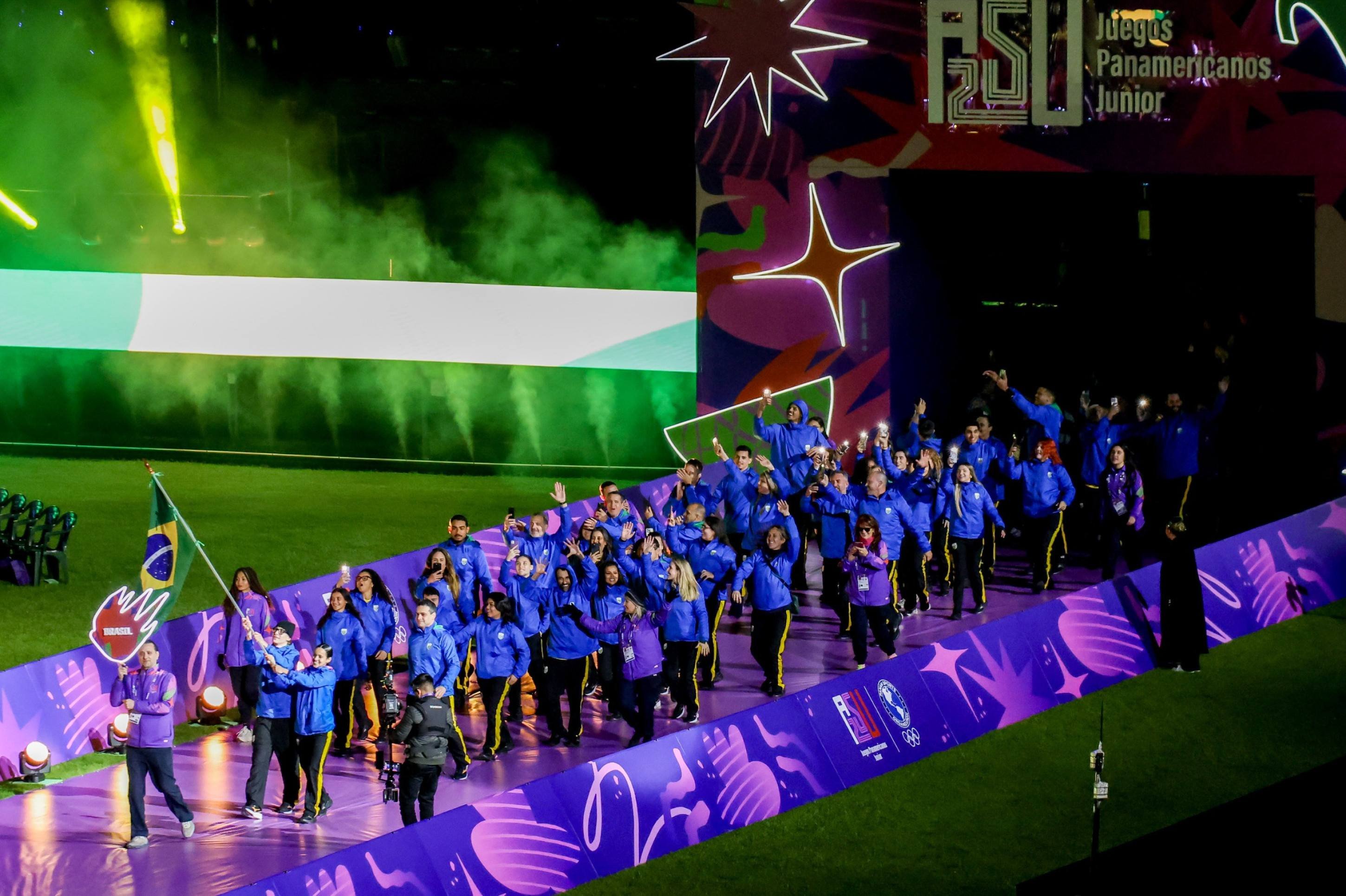 2025.08.09 - Jogos Pan-Americanos Júnior Assunção 2025 - Cerimônia de Abertura - Entrada do Time Brasil. Na foto, os porta bandeira Pâmela Rosa e Breno Correa.