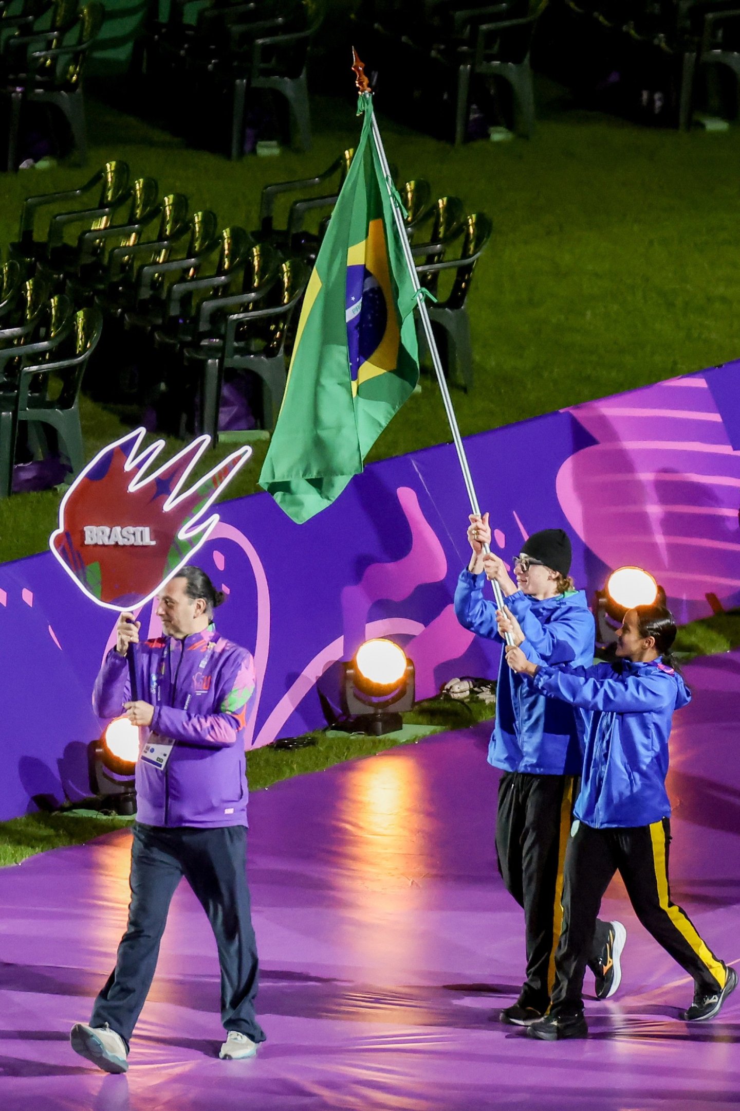 2025.08.09 - Jogos Pan-Americanos Júnior Assunção 2025 - Cerimônia de Abertura - Entrada do Time Brasil. Na foto, os porta bandeira Pâmela Rosa e Breno Correa.