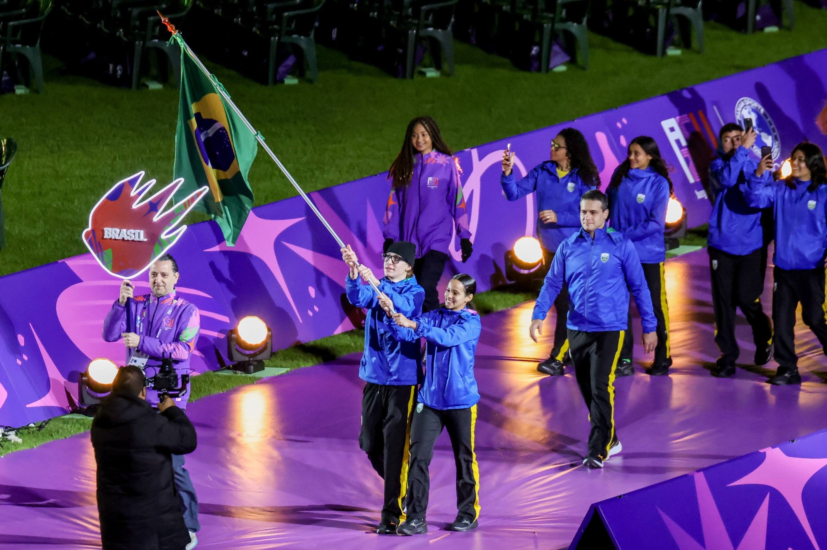 2025.08.09 - Jogos Pan-Americanos Júnior Assunção 2025 - Cerimônia de Abertura - Entrada do Time Brasil. Na foto, os porta bandeira Pâmela Rosa e Breno Correa.