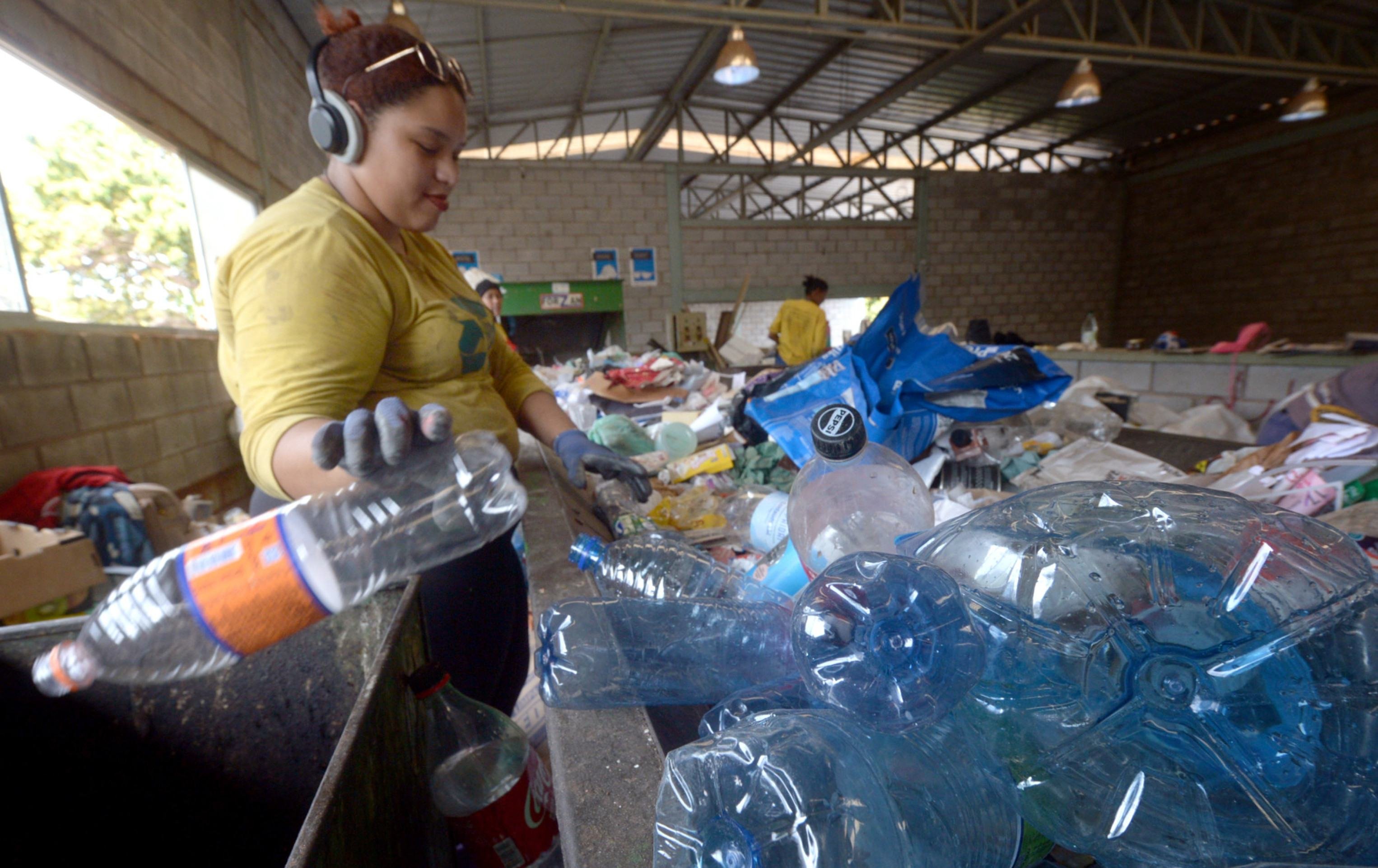  08/08/2025 Ed Alves CB/DA Press. Economia. Material reciclavel para produção de asfalto e demais. Caminhos do Plastico