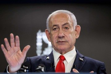 O primeiro-ministro de Israel, Benjamin Netanyahu, concede uma coletiva de imprensa no gabinete do primeiro-ministro em Jerusalém, em 10 de agosto de 2025. Netanyahu afirmou, no dia 10 de agosto, que seu governo não tem planos de ocupar Gaza, ao mesmo tempo em que prometeu criar corredores seguros para a ajuda humanitária.
(Foto: Abir Sultan / POOL / AFP)       -  (crédito:  AFP)