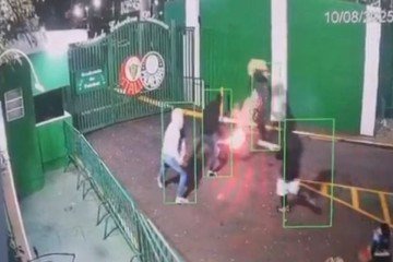Momento em que vândalos atacam a Academia de Futebol -  (crédito: Foto: Reprodução)