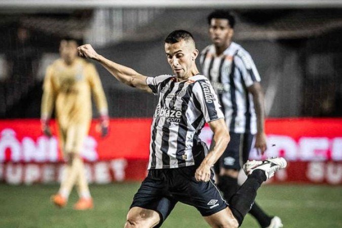 JOÃO SCHMIDT  - Outro que foi a campo apenas aos 47 do segundo tempo, numa troca para se ganhar tempo na vaga de Neymar SEM NOTA. Foto:  Raul Baretta/ Santos FC.