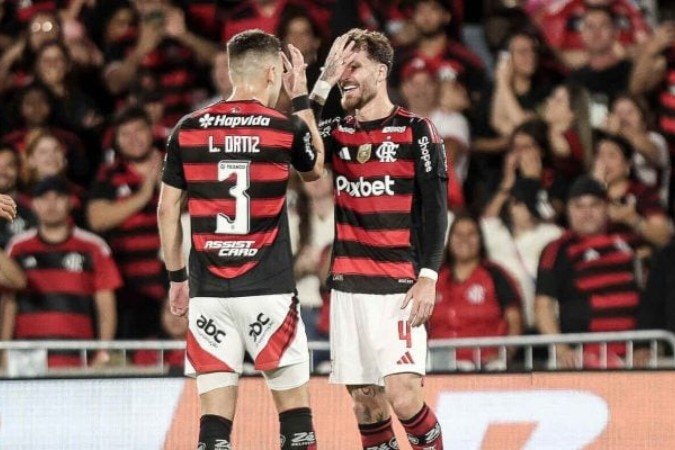 Leo Ortiz (à esquerda) celebra ao estilo americano Handshake o gol do parceiro Leo Pereira - (crédito: Foto: Foto: Gilvan de Souza / Flamengo) Leo Ortiz (à esquerda) celebra ao estilo americano Handshake o gol do parceiro Leo Pereira - (crédito: Foto: Foto: Gilvan de Souza / Flamengo)