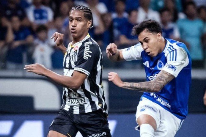 SOUZA – Ganhou a posição e, mais uma vez, mostrou sua importância. Apesar de perder algumas bolas para William (o gol do Cruzeiro saiu pelo seu lado), salvou o time pelo menos três vezes com cortes estratégicos. NOTA 6,0. Foto: Gustavo Aleixo/Cruzeiro