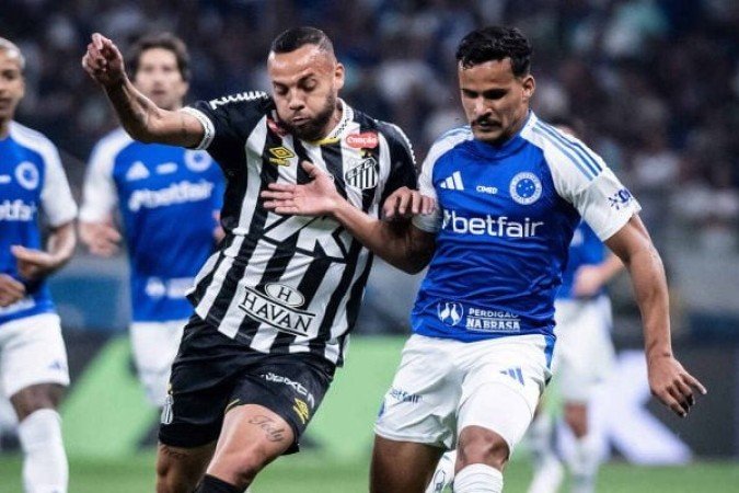 KAIKI BRUNO – É um lateral excelente no ataque, aparecendo tanto em jogadas pelo flanco esquerdo quanto entrando na área como elemento surpresa. Quase fez um belo gol de cabeça: Brazão fez uma das defesas do campeonato. Também finalizou com perigo em outros bons momentos de Brazão. No segundo tempo, deu espaço para o cruzamento de Caballero no primeiro gol do Santos e deixou o mesmo Caballero desmarcado no segundo gol. Erros que afundaram o que ele fez de bom no primeiro tempo. NOTA 5,0. Foto: G