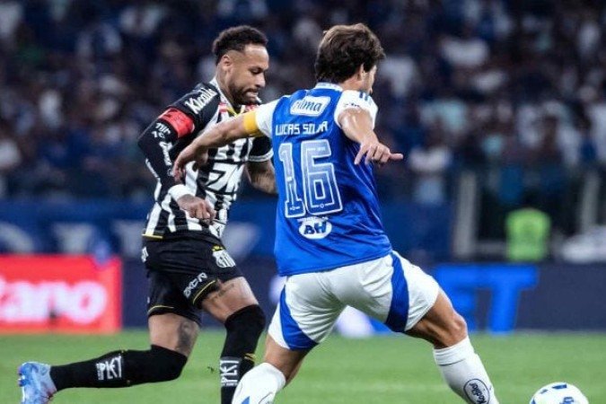 NEYMAR  - Anulado pela defesa e recebendo poucas bolas, fez sua primeira boa jogada aos 31 minutos, puxando um contra-ataque que não deu em nada. Perdeu um gol feito na pequena área. E no segundo tempo deu uma finalização que quase saiu fora do Mineirão, além de outro chute que em condições normais seria gol e ele perdeu. Mal. NOTA 4,0. Foto: Gustavo Aleixo/Cruzeiro