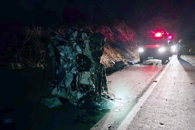 Carro T-Cross teve sua frente destruída. Um ocupante morreu preso às ferragens do veículo