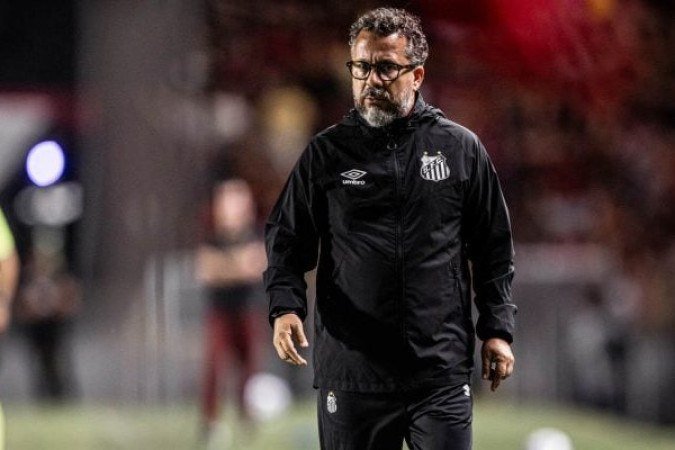 TÉCNICO: GABRIEL XAVIER - Sua escalação oficial não fluiu e o time foi massacrado. Graças a Brazão, saiu perdendo por 1 a 0. Mas fez mudanças estratégicas com a entrada de três jogadores para a etapa final. Assim, o Santos, além de equilibrar, virou o jogo. Zé Rafael e Caballero merecem um lugar entre os titulares. NOTA 6,0. Foto:  Raul Baretta/ Santos FC.