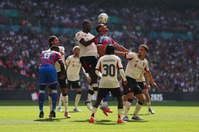 Jogadores de Liverpool e Crystal Palace em disputa de bola na Supercopa da Inglaterra - (crédito: Foto: Julian Finney/Getty Images) Jogadores de Liverpool e Crystal Palace em disputa de bola na Supercopa da Inglaterra - (crédito: Foto: Julian Finney/Getty Images)