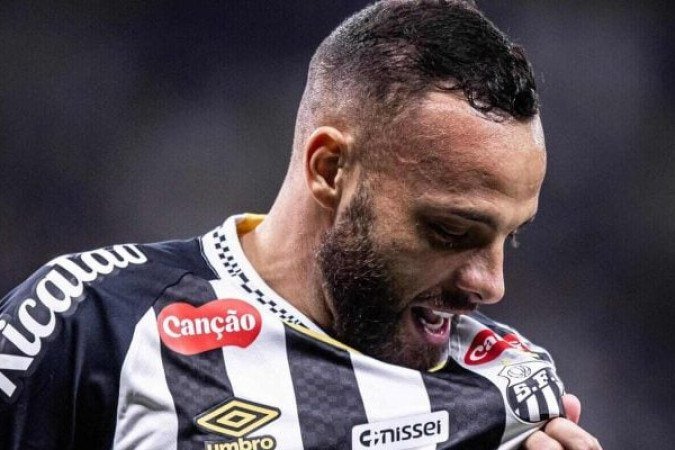GUILHERME  - Tentou através da velocidade assustar a defesa do Cruzeiro. Fez uma ótima jogada dando de bandeja para Neymar marcar e isolar no fim do primeiro tempo.  No segundo tempo, apareceu muito bem colocado para empatar o jogo concluindo cruzamento de Caballero e fez um jogadaço, dando passe para o gol de Caballero. Ao lado de Brazão, o melhor em campo. NOTA 8,5. Foto: Raul Baretta / Santos