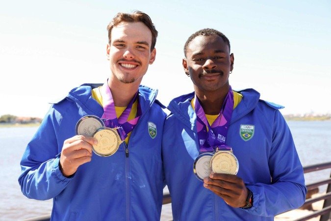 Os medalhistas brasileiros João Vitor Batista (D) e Daniel Passold posam com as medalhas das duas provas