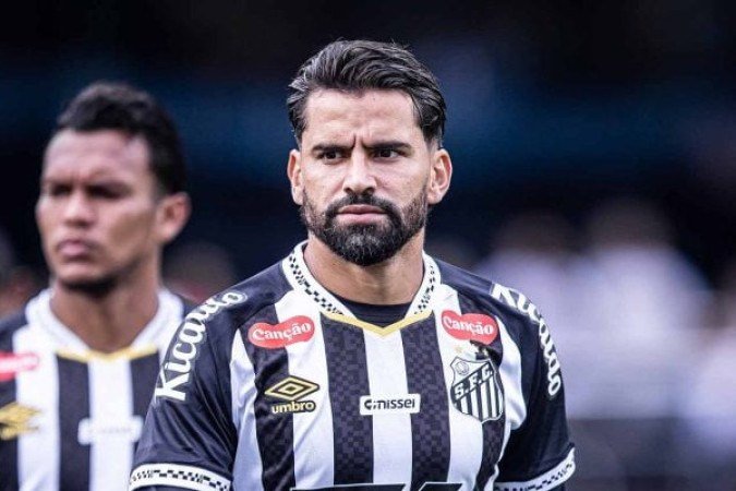 RINCÓN  - Amarelado logo no início do jogo por falta mais forte, teve de maneirar um pouco nas entradas duras e o Cruzeiro jogou muito em cima do volante, principalmente Matheus Pereira. Como era presa fácil e a expulsão era questão de tempo, saiu no intervalo para a entrada de Zé Rafael NOTA 5,0. Foto:  Raul Baretta/ Santos FC.