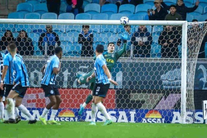 TIAGO VOLPI: Sem culpa no gol do Sport, evitou que o placar fosse maior na Arena com boas defesas. Foi um dos poucos que se salvou. NOTA: 6,5. Foto: Lucas Uebel/Grêmio
