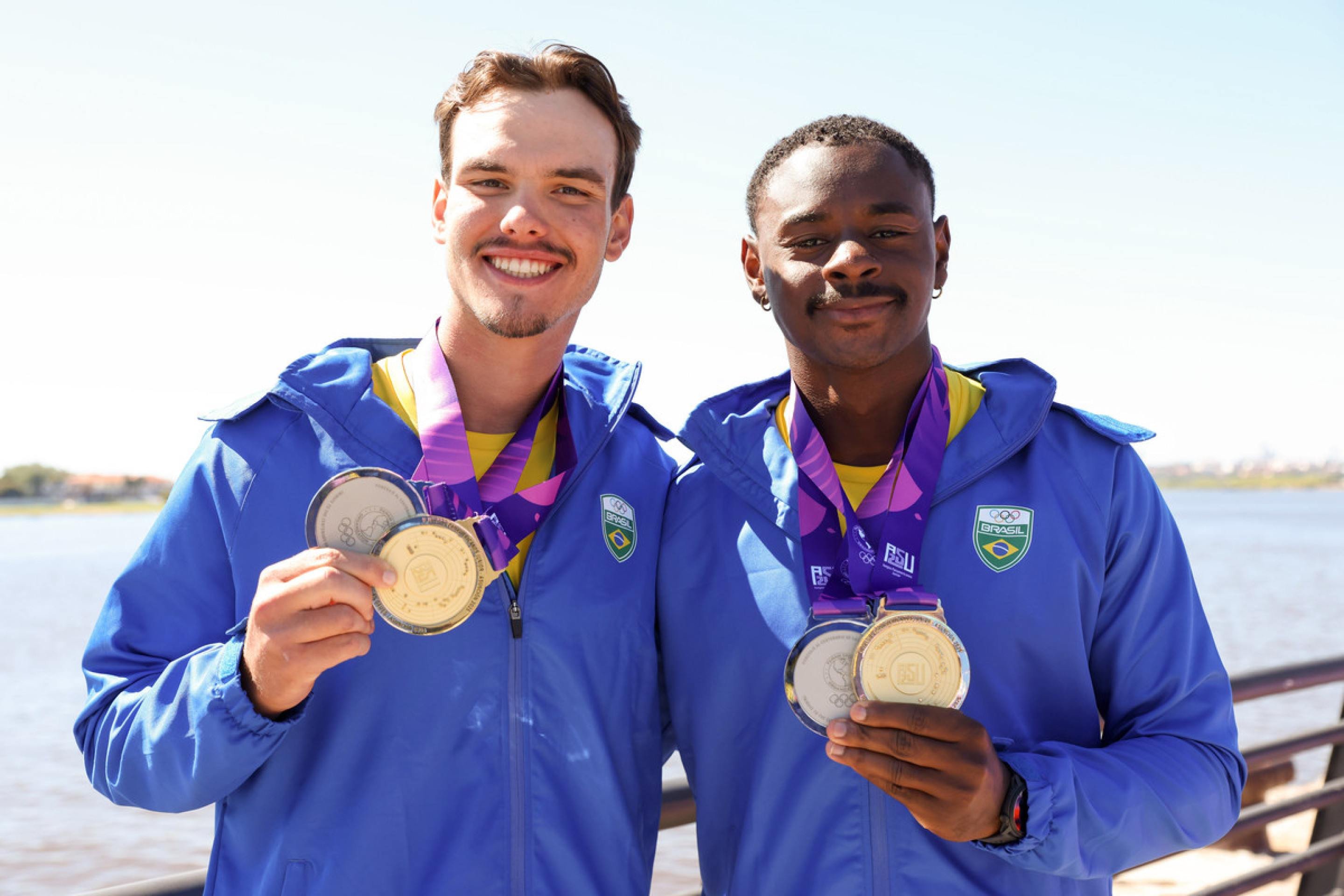Os medalhistas brasileiros João Vitor Batista (D) e Daniel Passold posam com as medalhas das duas provas
