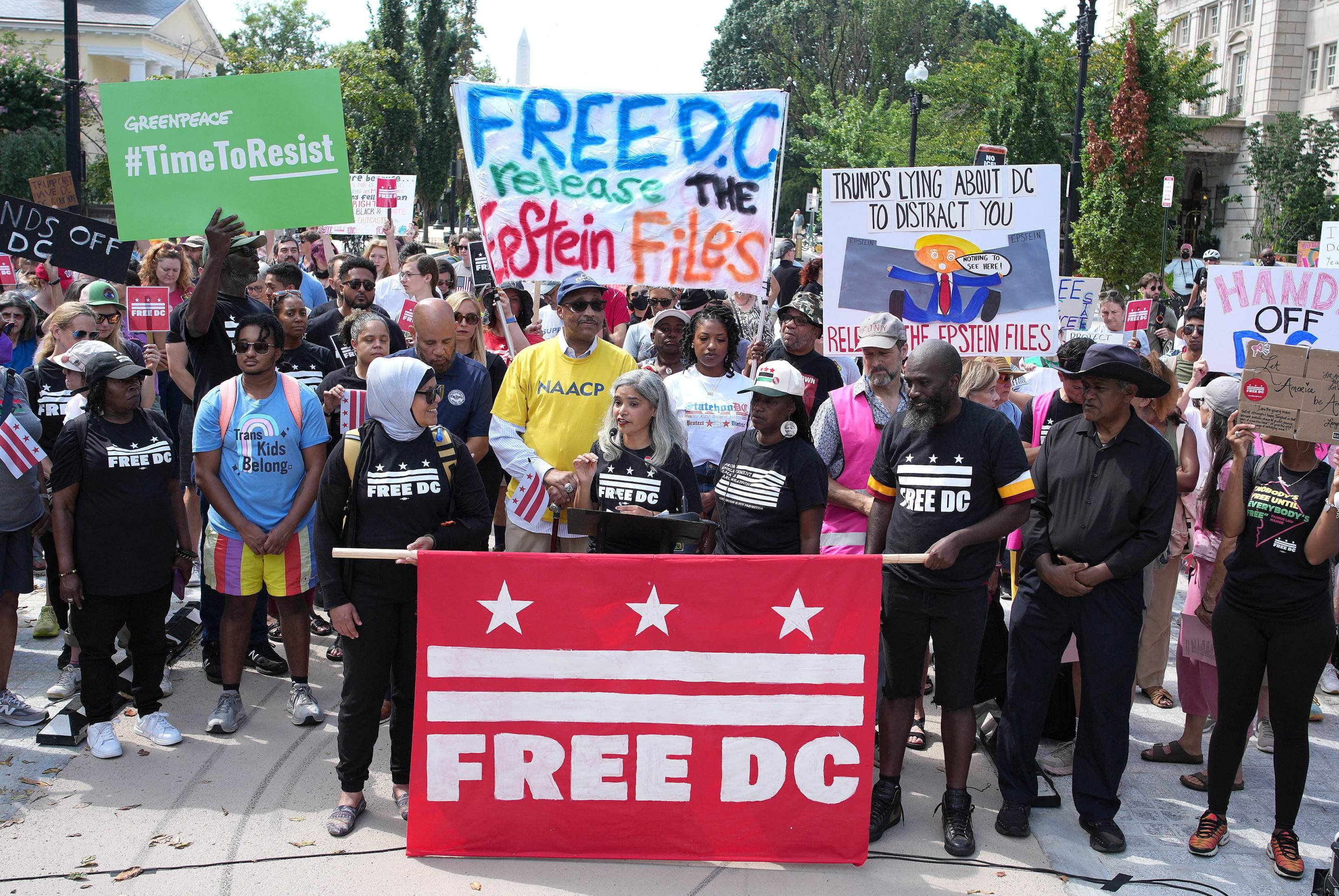 Keya Chatterjee, diretora executiva da ONG Free DC, comanda protesto contra a tomada do Distrito de Columbia 