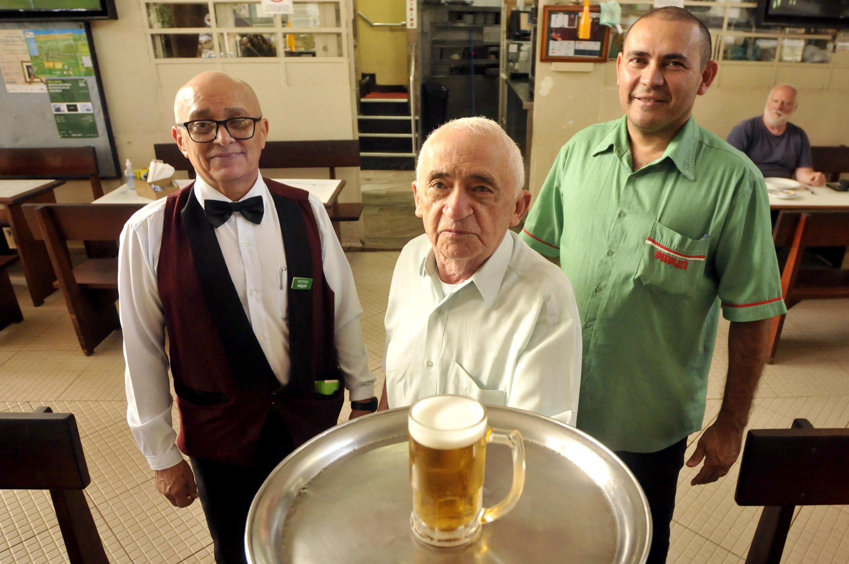 Para celebrar o Dia do Garçom, profissionais contam suas estratégias