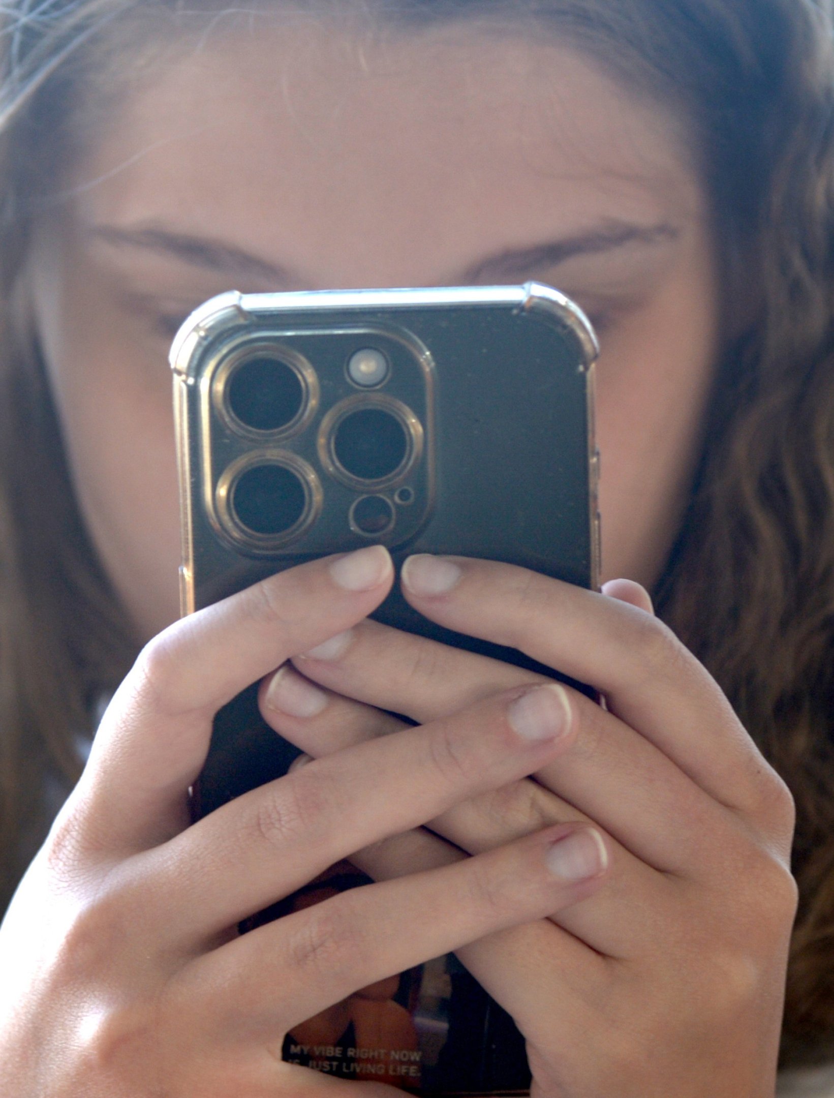 Seis meses após lei, uso de celulares nas escolas cai de 51% para 37% em 2025