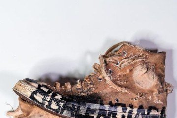 Marcas de luxo, como a Balenciaga, exploram a estética com seu modelo de tênis destruído 
e vendido 
a mais de 
R$ 10 mil