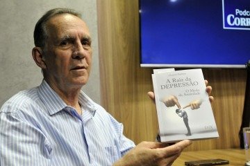 O autor disse que buscou escrever de forma acessível, sem termos técnicos, para que qualquer pessoa pudesse compreender -  (crédito: Minervino Júnior/CB/D.A.Press)