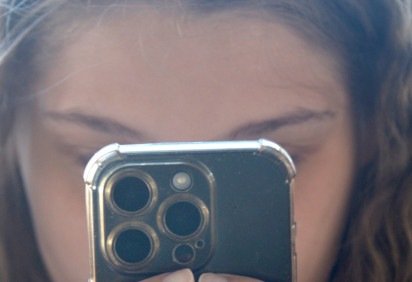 Estudo mostra que o celular continua sendo o principal dispositivo de conexão à internet para adolescentes, citado por 96% dos entrevistados -  (crédito:  Ed Alves CB/DA Press)