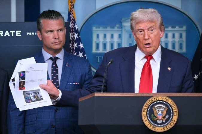  US President Donald Trump, alongside Secretary of Defense Pete Hegseth (L), speaks during a news conference to discuss crime in Washington, DC, in the Brady Press Briefing Room at the White House in Washington, DC, on August 11, 2025. President Donald Trump announced Monday that he was deploying National Guard troops and putting the Washington police force under federal control to tackle crime in the US capital. "This is Liberation Day in DC, and we're going to take our capital back," Trump said at a White House press conference. (Photo by ANDREW CABALLERO-REYNOLDS / AFP)
       -  (crédito:  AFP)