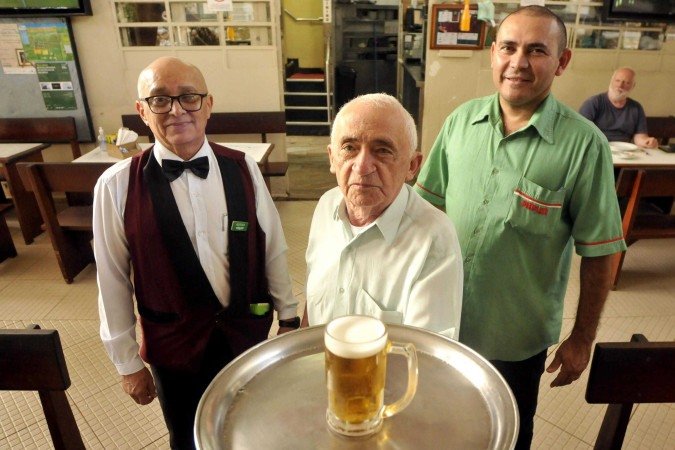 Francisco Marino (C), o seu Chiquinho, é dono do Beirute, um dos bares mais tradicionais da capital, mas trabalhou por três anos como garçom no estabelecimento, antes de comprá-lo, em 1966 -  (crédito:  Marcelo Ferreira/CB/D.A Press)