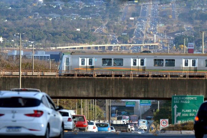 Capital foi idealizada para carros, exigindo deslocamentos grandes e desencorajando a locomoção a pé. Aumento do número de habitantes levou ao crescimento da Capital foi idealizada para carros, exigindo deslocamentos grandes e desencorajando a locomoção a pé. Aumento do número de habitantes levou ao crescimento da