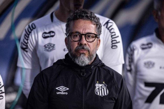 Cleber Xavier admite se sentir pressionado mesmo após vitória fora de casa - (crédito: Foto: Raul Baretta/ Santos) Cleber Xavier admite se sentir pressionado mesmo após vitória fora de casa - (crédito: Foto: Raul Baretta/ Santos)