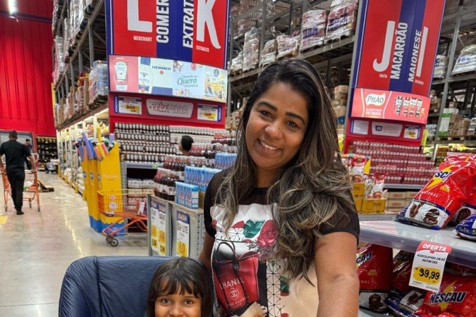 Deise de Souza Cardoso faz compras com a filha, Maitê Vitória, e, apesar de olhar os rótulos, não reconhece alguns ingredientes -  (crédito: Fotos: Giovanna Kunz/CB/D.A Press)