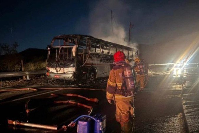 Ônibus com torcedores do Cruzeiro pega fogo em Minas Gerais -  (crédito: Foto: Reprodução)