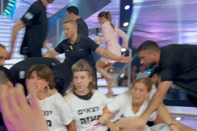 Grupo invade transmissão do Big Brother Israel para pedir fim dos ataques em Gaza