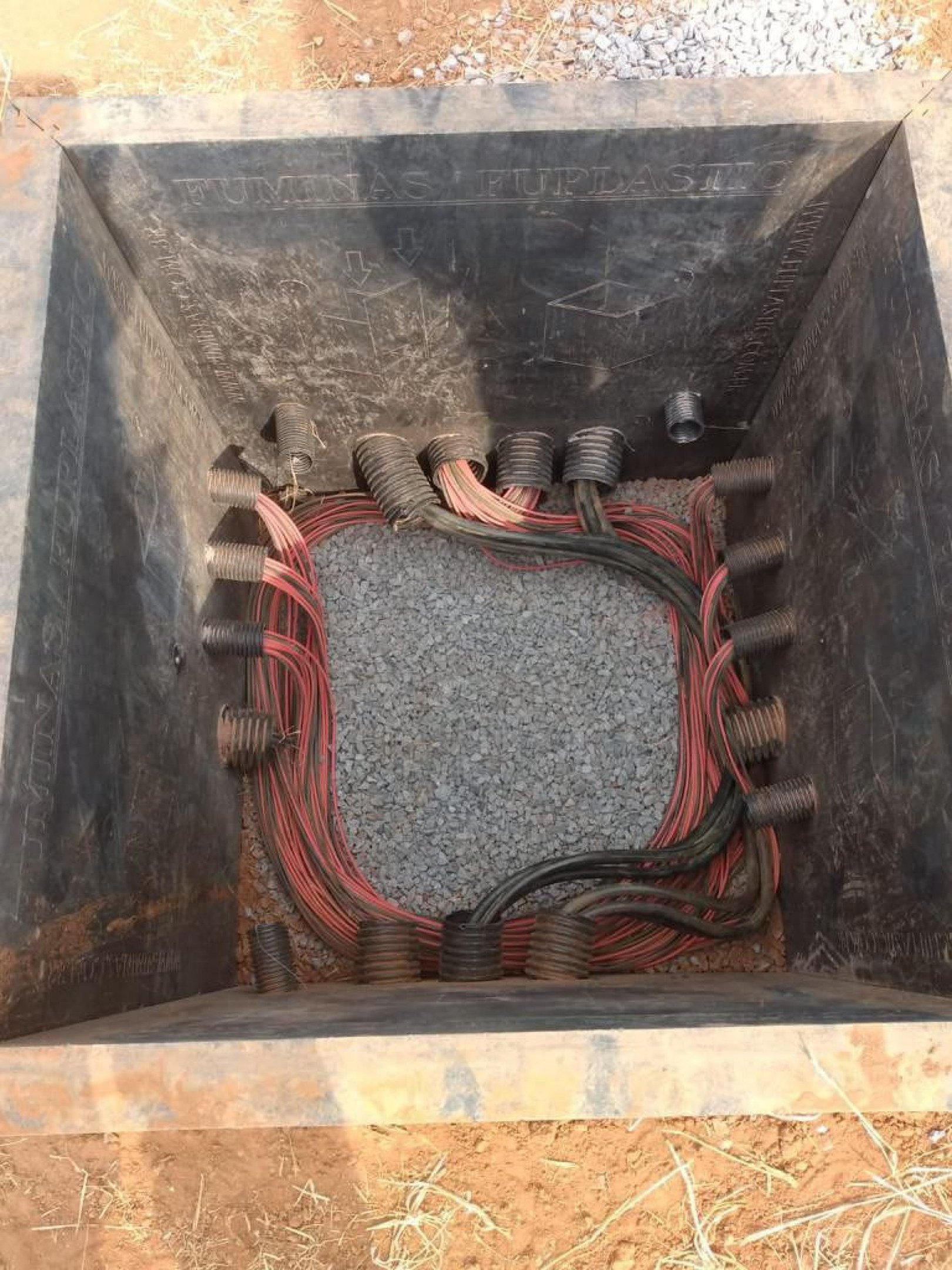 Caixa de passagem feita à base de plástico oferece mais resistência e durabilidade em relação ao concreto tradicional. 