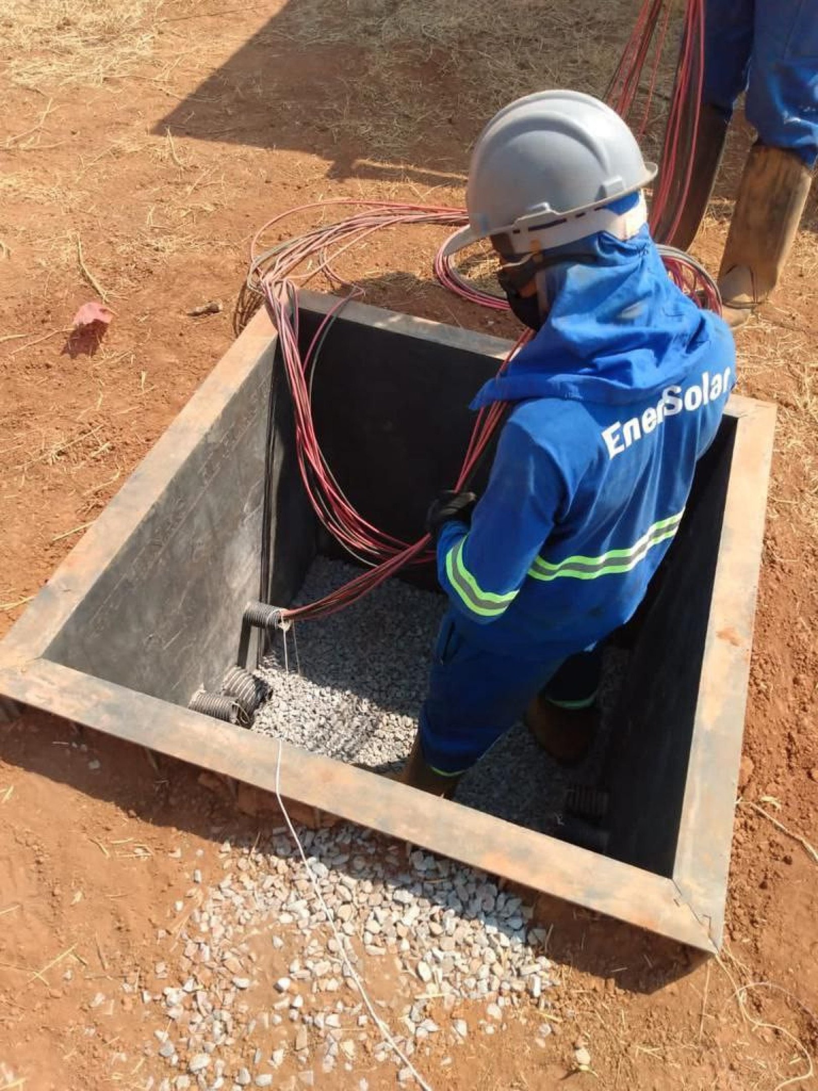 Caixa de passagem feita à base de plástico oferece mais resistência e durabilidade em relação ao concreto tradicional. 