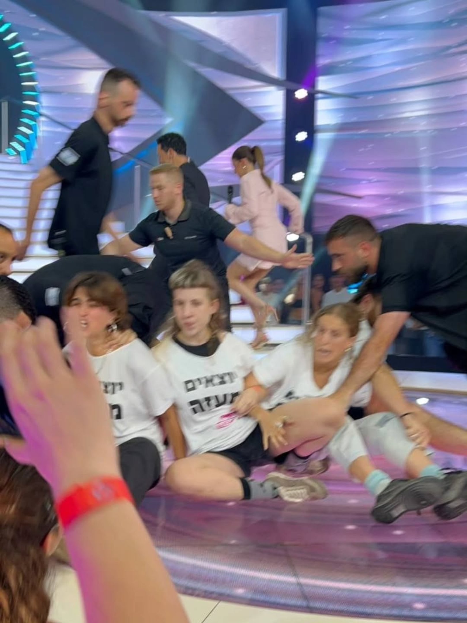 Manifestantes pedem cessar-fogo em Gaza durante transmissão do Big Brother Israel