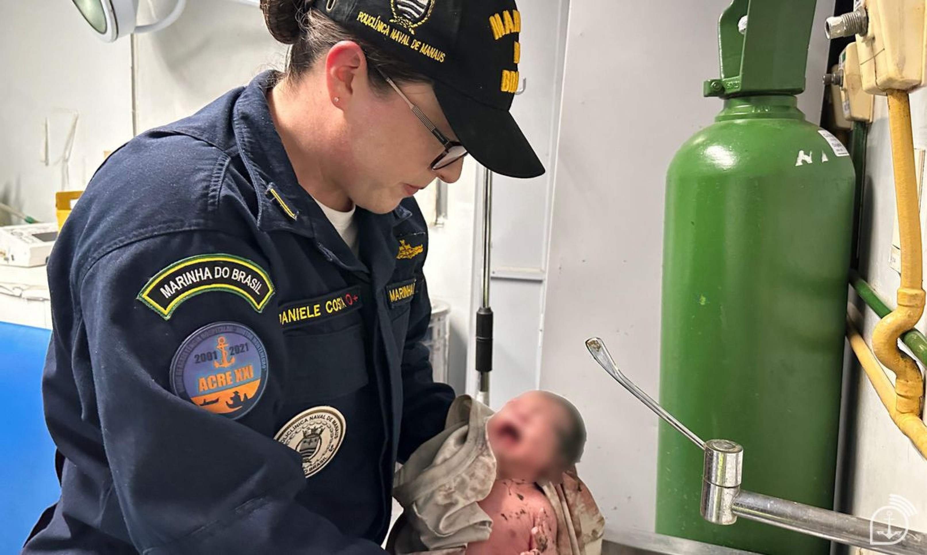 Pediatra da Marinha encontrou mãe e bebê no meio da mata após ser chamada pela comunidade local.