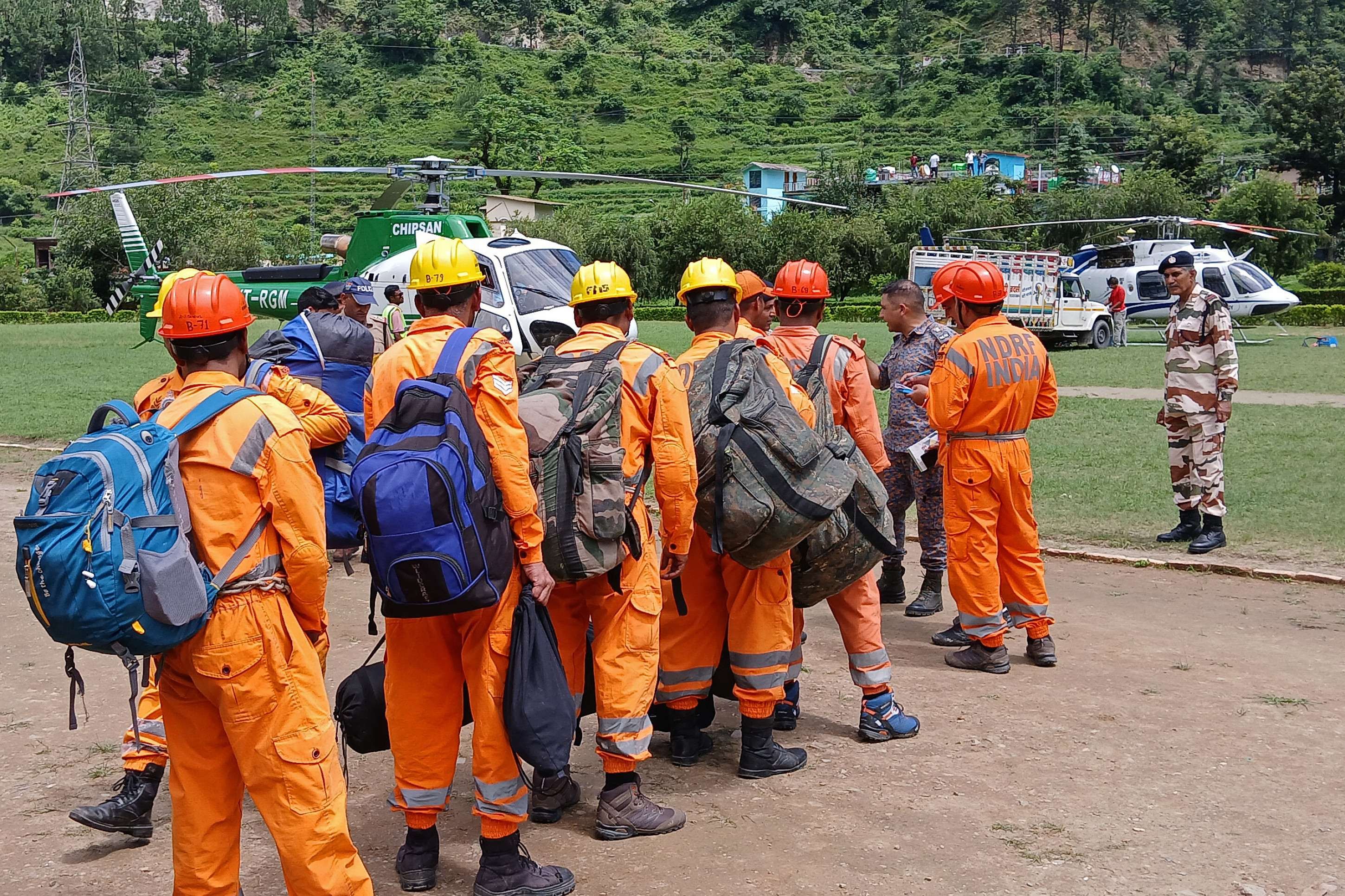 Exército e equipes de resgate constroem uma ponte-ponte perto da vila de Bhatwari, no distrito de Uttarkashi