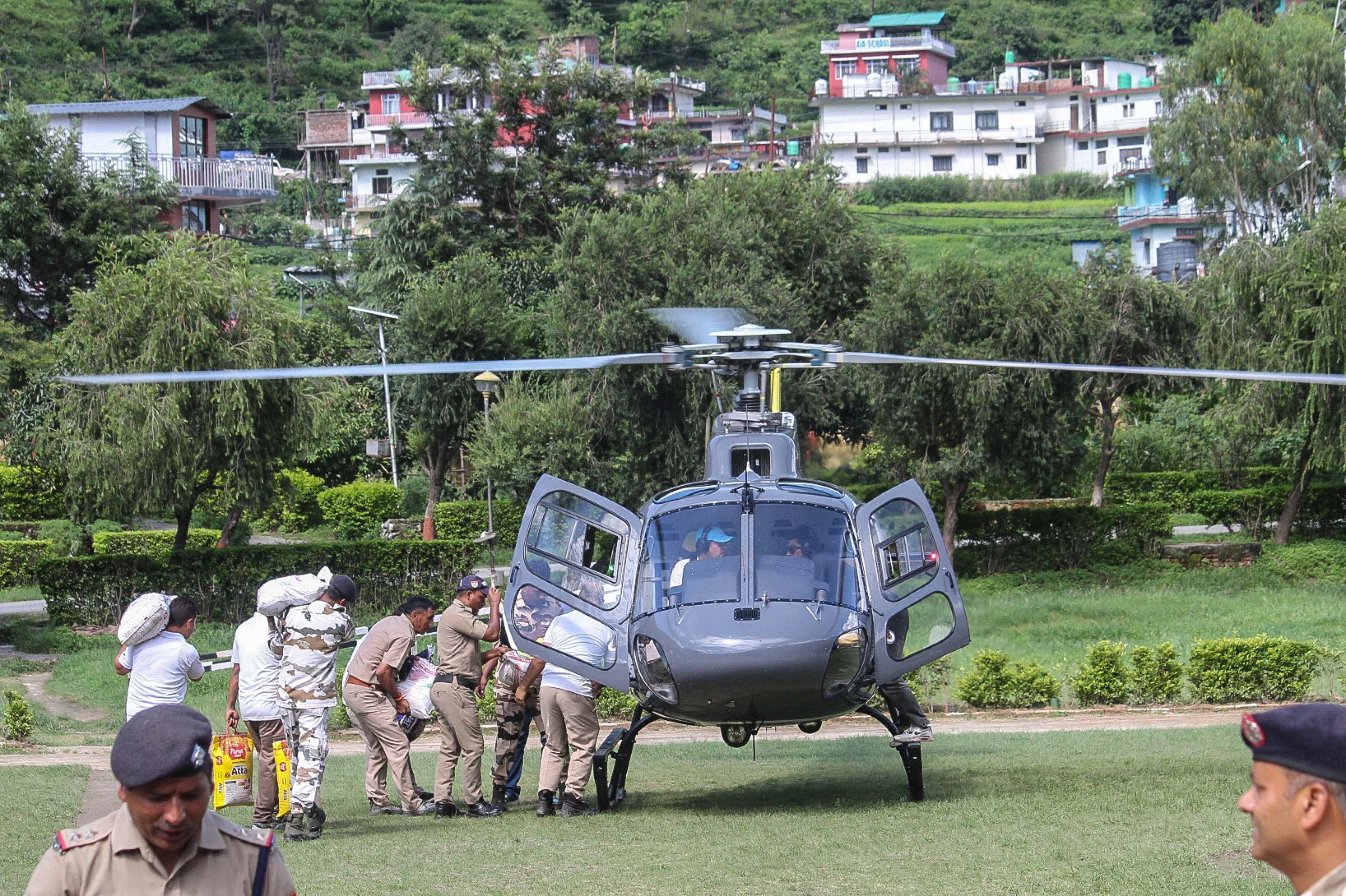 Exército e equipes de resgate constroem uma ponte-ponte perto da vila de Bhatwari, no distrito de Uttarkashi      
