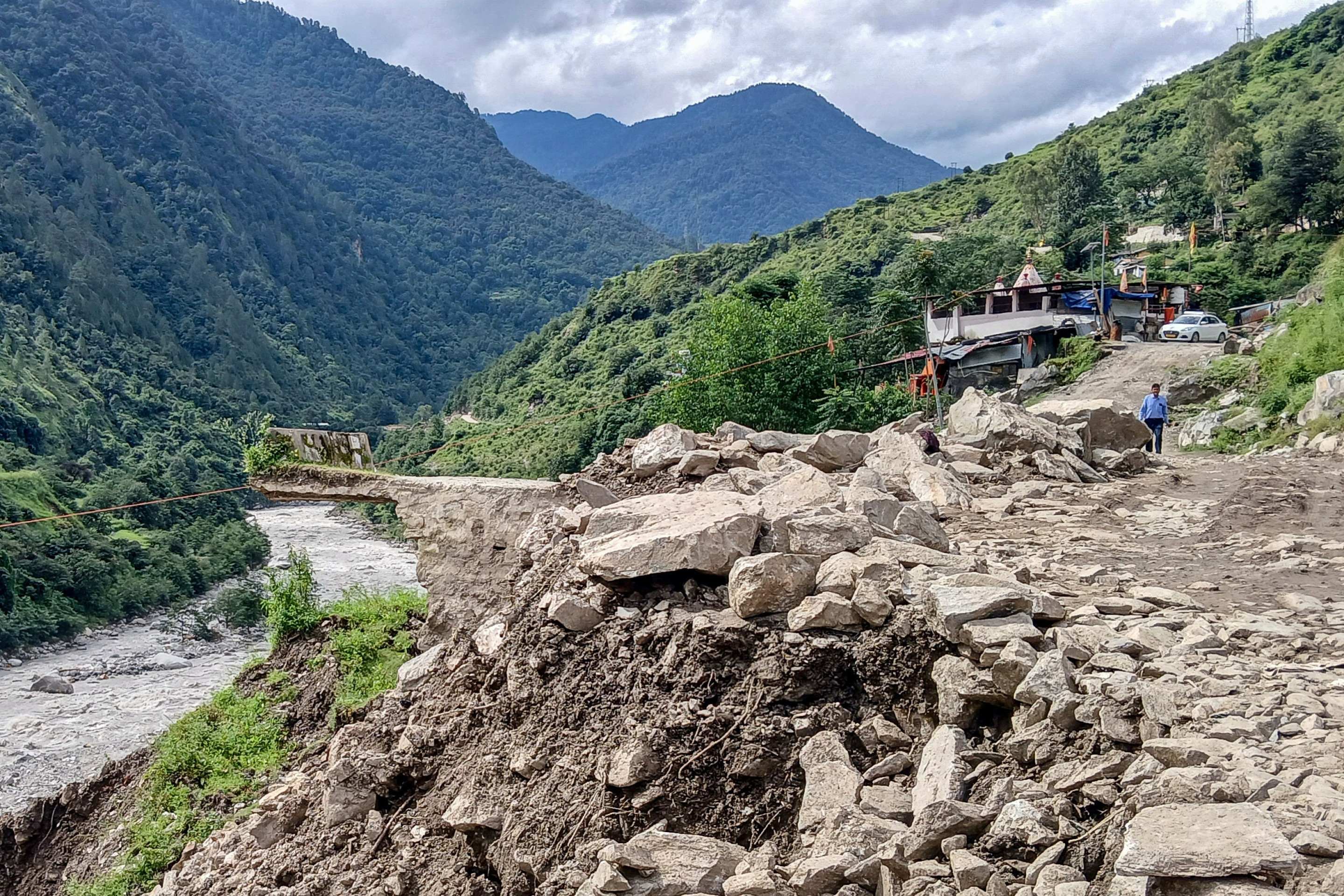 Tempestade causou um enorme deslizamento de terra e inundações repentinas no estado de Uttarakhand, na Índia. Dezenas de pessoas estão desaparecidas            