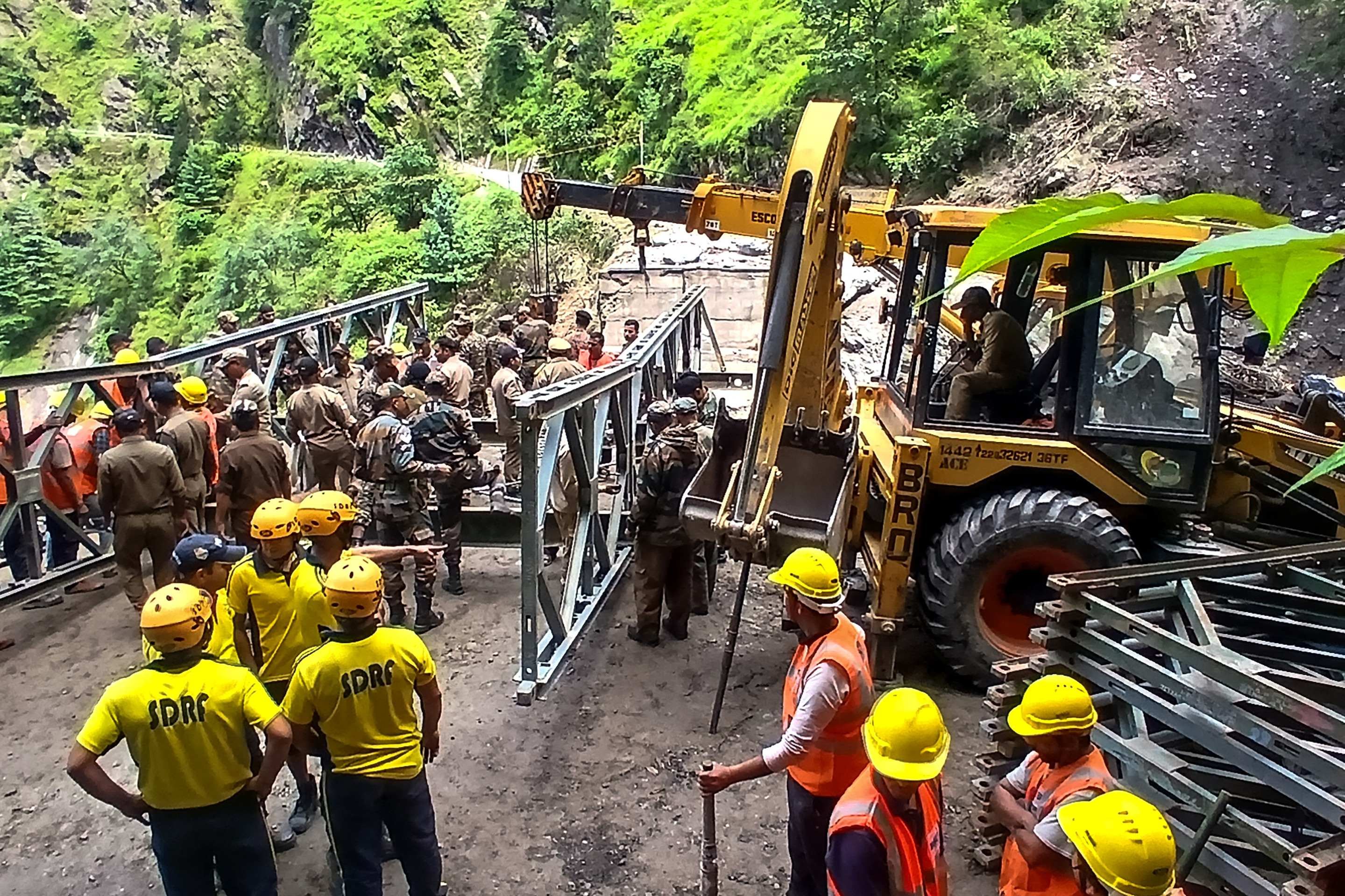 Exército e equipes de resgate constroem uma ponte-ponte perto da vila de Bhatwari, no distrito de Uttarkashi após uma tempestade que causou um enorme deslizamento de terra e inundações repentinas no estado de Uttarakhand, na Índia      
