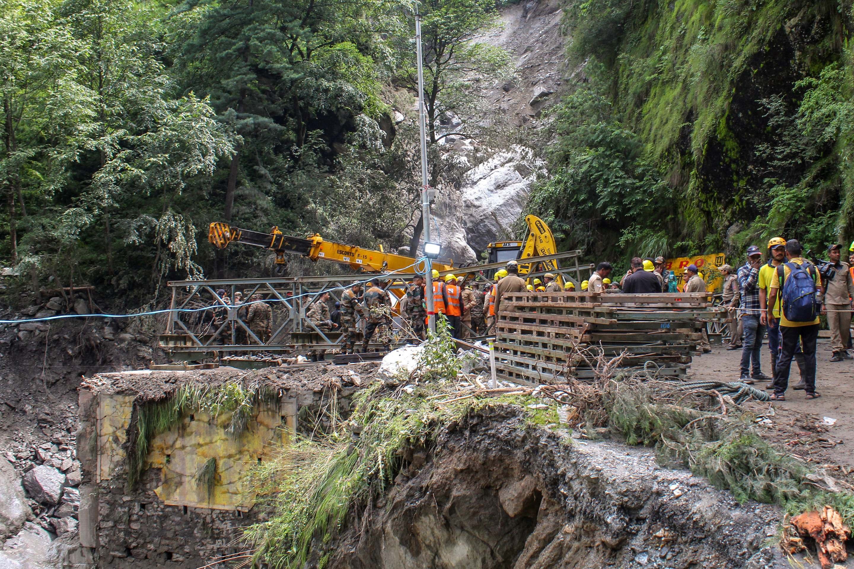 Exército e equipes de resgate constroem uma ponte-ponte perto da vila de Bhatwari, no distrito de Uttarkashi     